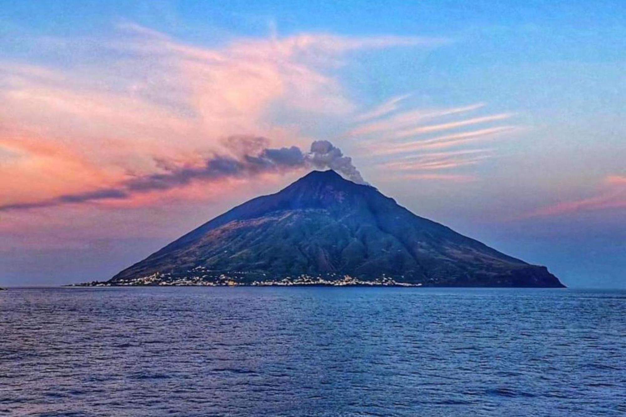 With Terrace Volcano & Sea View 3*
